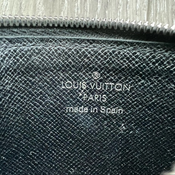Louis Vuitton Black Epi Leather Key Pouch - Picture 13 of 15